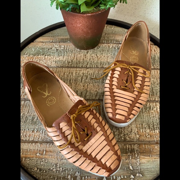 Shoes - HUARACHE - beautiful two-tone leather with unique rubberized soles - size 7
